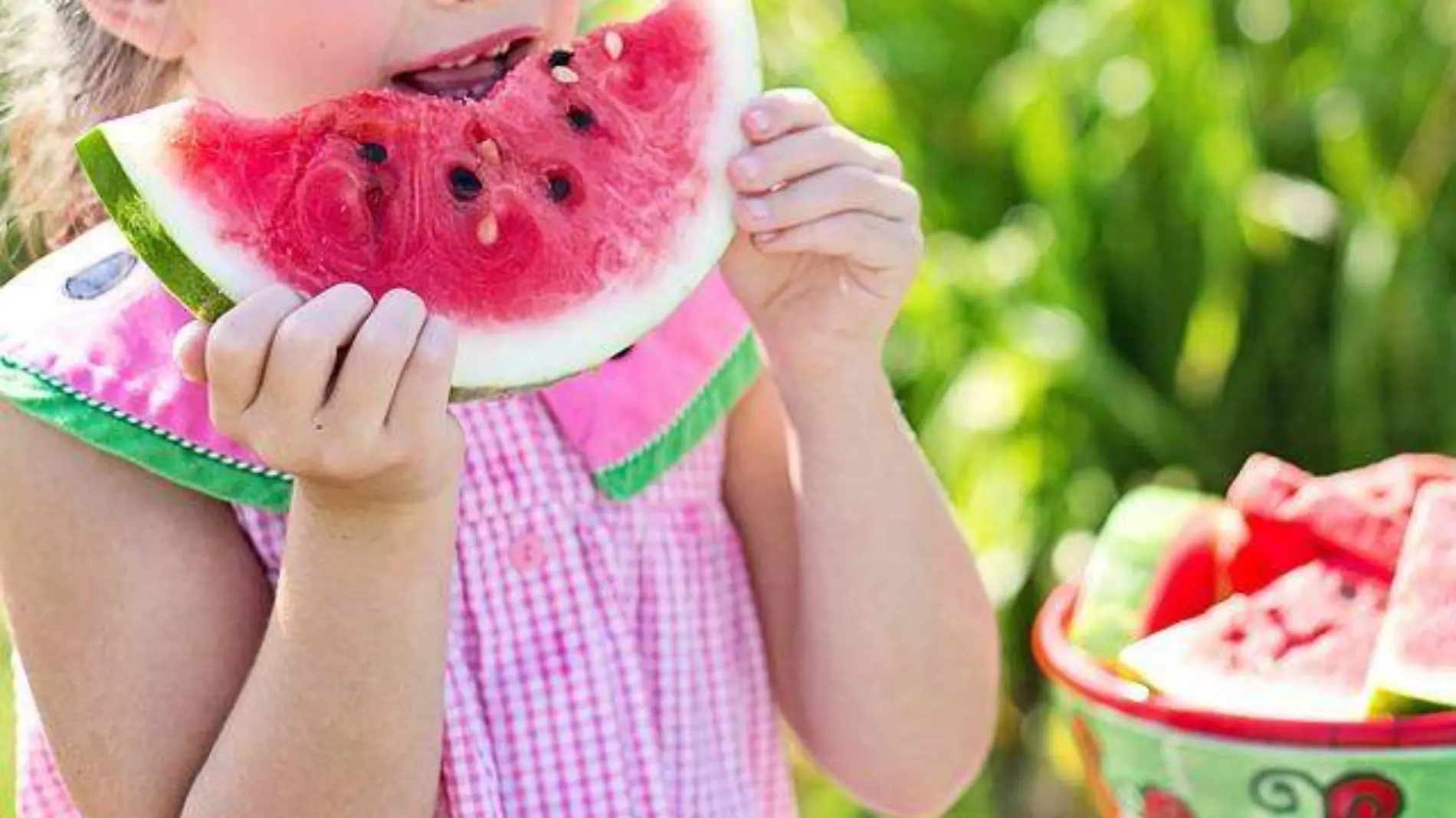 niña comiendo sandia